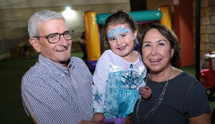  Danica con sus abuelos, Alfonso Stavros y Luz Elena Cadena.