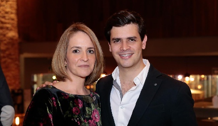  Claudia Carpizo de Torres con su hijo Carlos Torres.