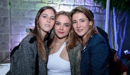  Elena Pelayo, Paula Gómez y Laura Pelayo.