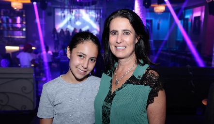  Pau de la Rosa con su mamá Ana Paula Gutiérrez.