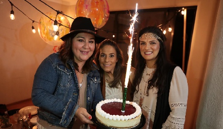  Las festejadas y la anfitriona, Deyanira Cázares, Michelle Zarur y Daniela Gutiérrez.