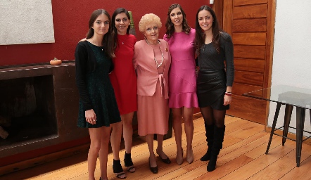  Carmen Pous de Bárcena con sus nietas, Camila Bárcena, Cecilia Solano, Paulina Solano y María Cueli.