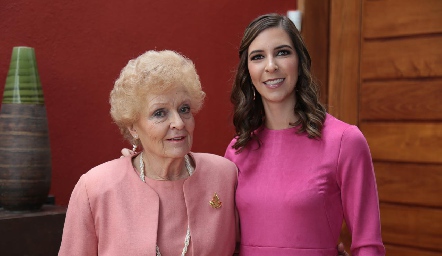 Güera Pous de Bárcena con su nieta Paulina Solano.