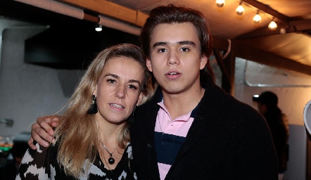  Oscar con su mamá, Mónica Torres.
