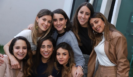 Lore con sus mejores amigas.