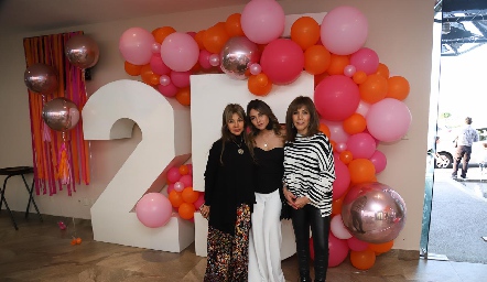  Consuelo Navarro, Lore Navarrete y Gela Navarro.