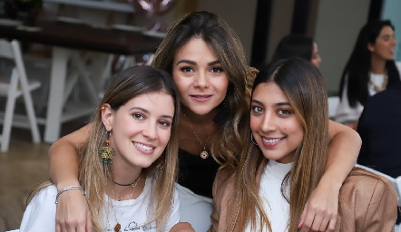  Regina Mendizábal, Lore Navarrete y Danielle Falcón.