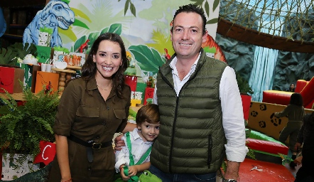 Cristóbal con sus papás Paloma González de Artolózaga y Ulises Artolózaga.