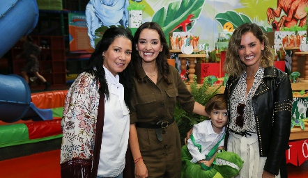 Mariana, Paloma y Paulina González con Cristóbal.