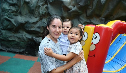 Pupi con sus hijos.