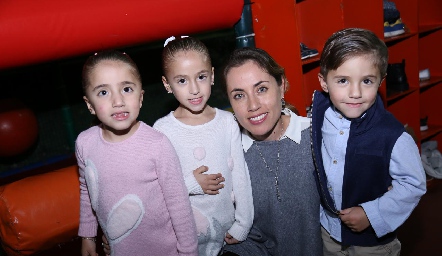 Nardine Chevaile con sus trillizos.
