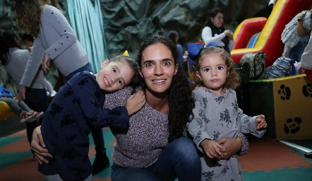  Mariana Velasco con sus hijas.