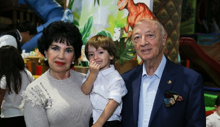  Cristóbal con sus abuelos Lucia Stahl y Francisco Artolózaga.