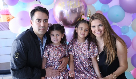  Miguel Gómez Villalobos y María Eva Díez Gutiérrez con sus hijas María Pau y María Eva.