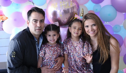  Las festejadas con sus papás Miguel Gómez Villalobos y María Eva Díez Gutiérrez.