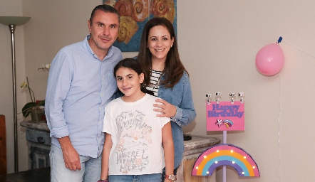  Polo Conde y Bere Márquez con su hija Ximena.