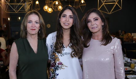  Adriana Estrada con su suegra y mamá.