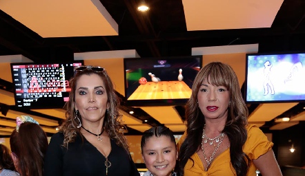  Carla Cabanilla, Fergie Garza Cabanillas y Mónica Tame.