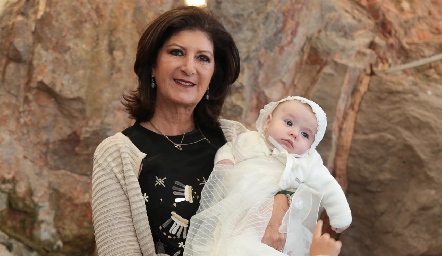 Marus Hernández con su nieta Daniela.