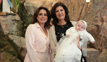  Maru Martínez y Marus Hernández con su nieta Daniela.