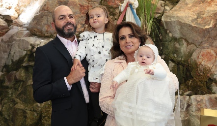 Jeppo Mahbub y Maru Martínez con sus nietas Ángeles y Daniela.