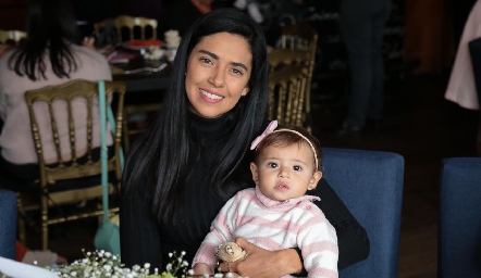 Silvia Araiza con su pequeña hija.