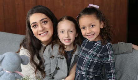 Scarlett Garelli con sus sobrinas Julieta y Regina.