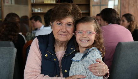  Maruchis Andrés con su nieta Isabela Molina.