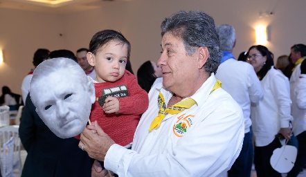 Peto Meade Mendizábal con su nieto.
