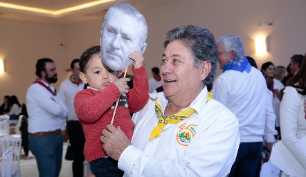  Peto Meade Mendizábal con su nieto.