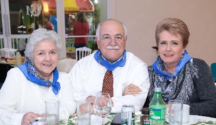  Cecilia y Fernando Mendizábal con Ana María de Mendizábal.