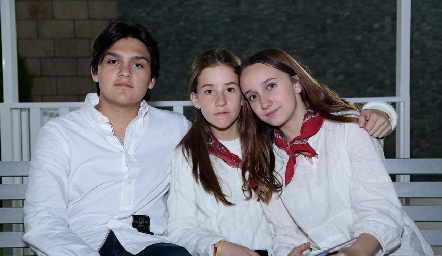 Mario Macías, Camila Ocejo y Brenda Chávez.