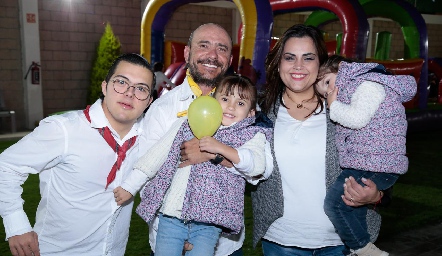  Familia de los Santos Mendizábal con Héctor de la Rosa.