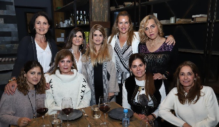  Lucía Cabrera con las amigas de su mamá.