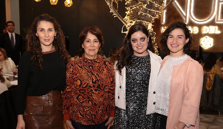  María José Robledo, Miriam Bravo, Andrea Gutiérrez y Sofía Robledo.