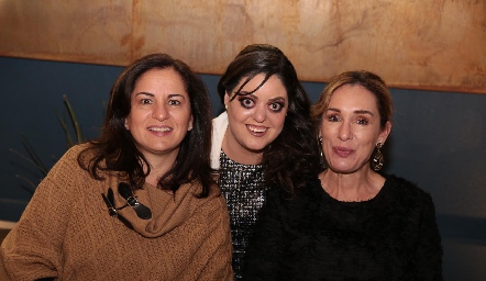 Andrea con sus tías, Claudia Ávila y María Elena Ávila.