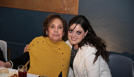  María Elena Rodríguez con su nieta Andrea Gutiérrez.
