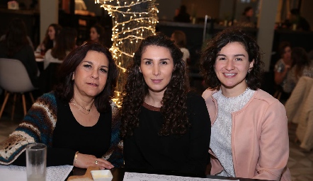  Nena Lomelí, Marijó Robledo y Sofía Robledo.
