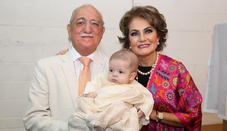  Carlos Velázquez y María Zendejas con Diego.