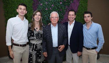  Humberto con la familia Siller Berrón.