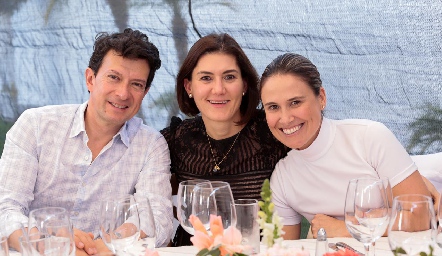  Héctor Salas, Paulina Vivanco y Prisca Navia.