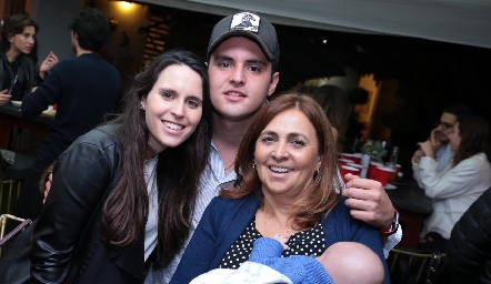  Luciana, Santiago y Luciana Botino con el bebé Jaime.