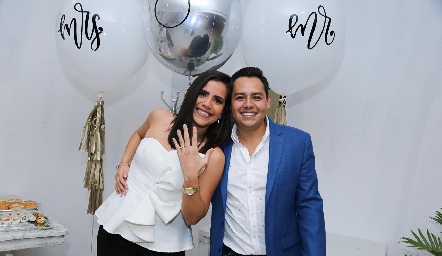  Nina Galarza y Oscar Álvarez se comprometieron en matrimonio.