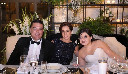  Toño Gutiérrez y Alejandra Ávila de Gutiérrez con su hija Andrea.