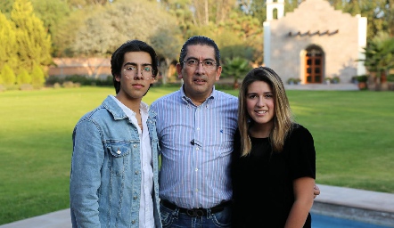  Gerardo Bocard con sus hijos Juan Pablo y Marijó.