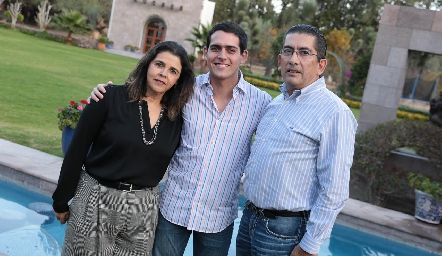  Hilario Altamirano con sus padrinos Paty Valadés y Gerardo Bocard.