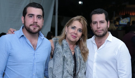  Mónica Corona con sus hijos Diego y Pablo Castillo.