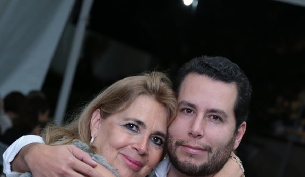  Mónica Corona y su hijo Diego Castillo.