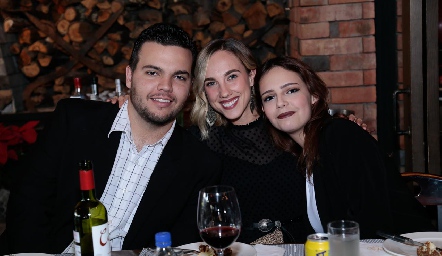  Peter Stavros, Paulina Gárate y Andrea Stavros.