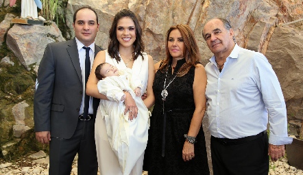  Valentina con sus papás y abuelos, Mauricio Suárez, July Valle, Mónica Lomelín, Javier Suárez.
